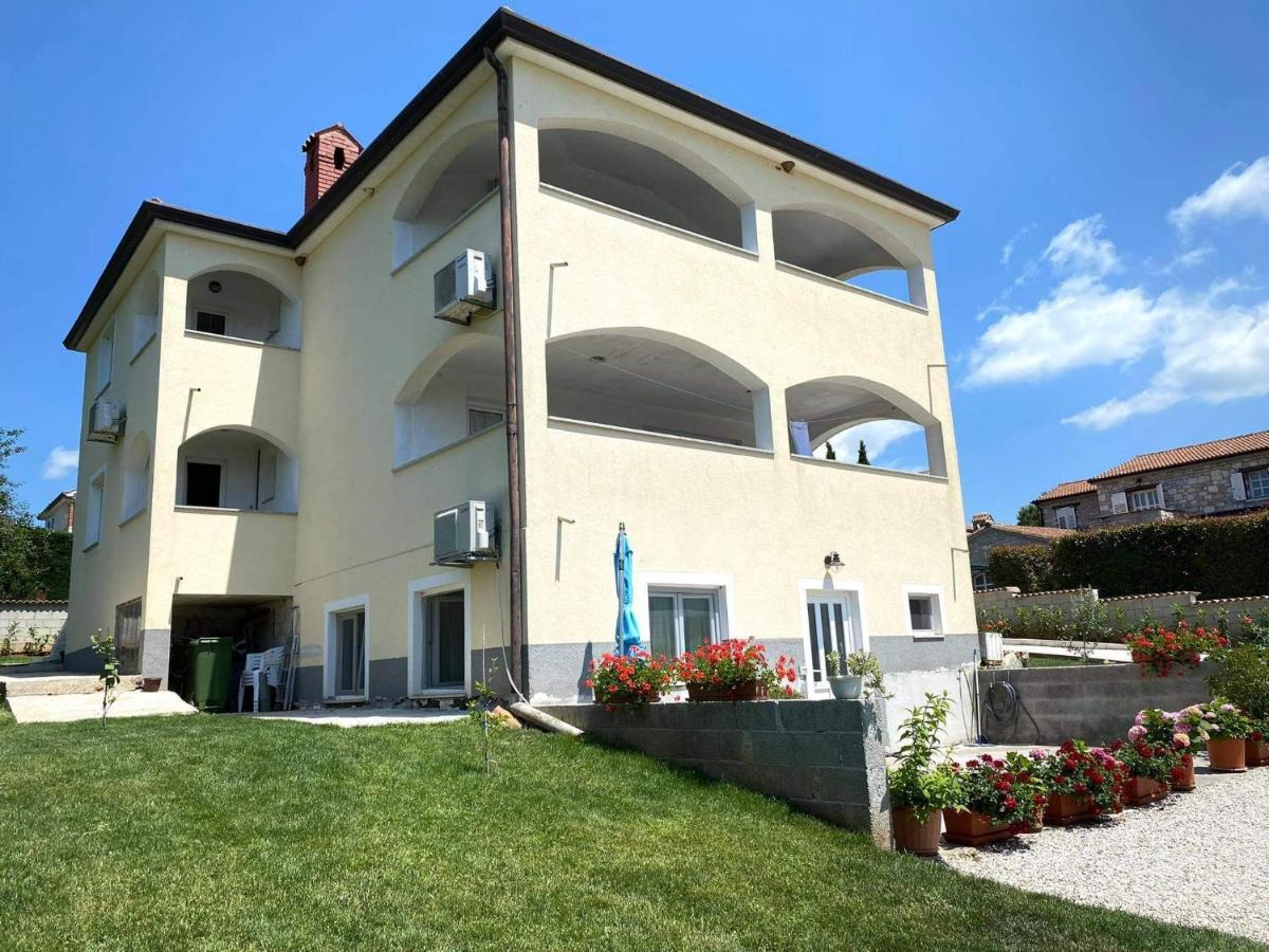 Apartman Luna Sveti Lovrec Pazenaticki Exterior foto