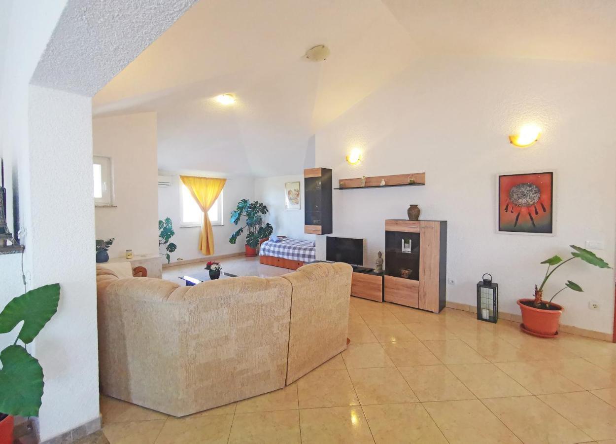 Apartman Luna Sveti Lovrec Pazenaticki Exterior foto